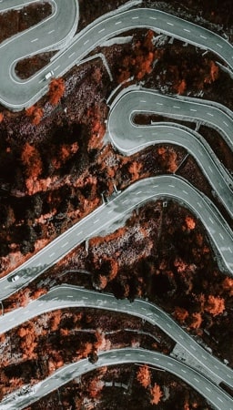 um cartão com a imagem de uma rodovias vista pelo angulo de cima para baixo