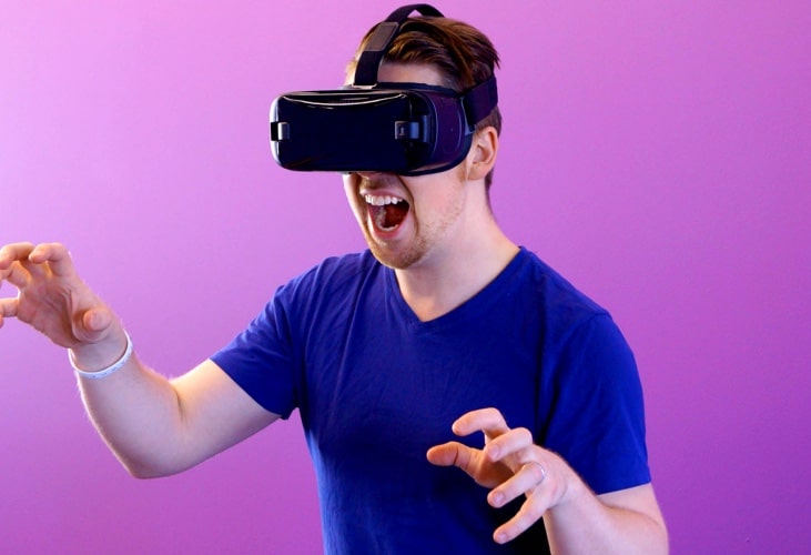 homem usando óculos de realidade virtual